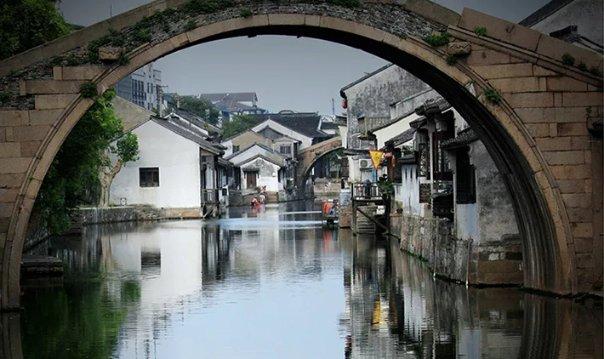 逃离废弃高校